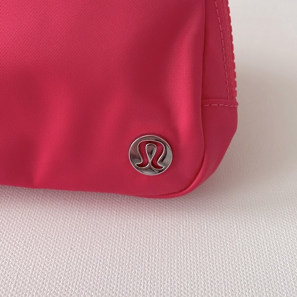 NWT Lululemon Everywhere Belt Bag Lipgloss - Picture 2 of 12